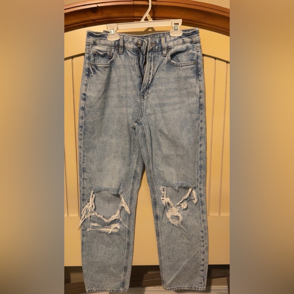 Women’s Light Blue Ripped Jeans.. super stylish American eagle MOM straight Jean